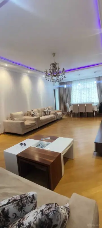 Kirayə verilir 2 otaqlı mənzil 105 m²