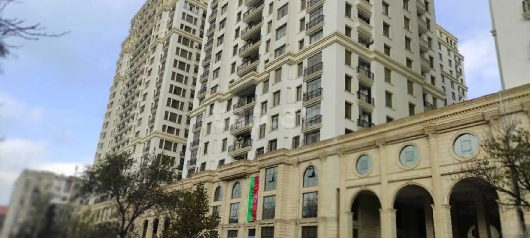 Satılır 3 otaqlı mənzil 130 m²