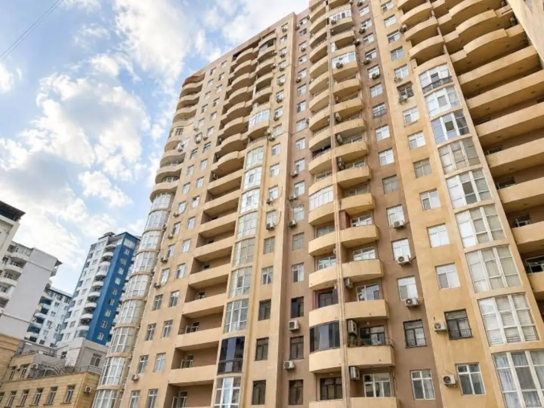 Satılır 5 otaqlı mənzil 200 m²
