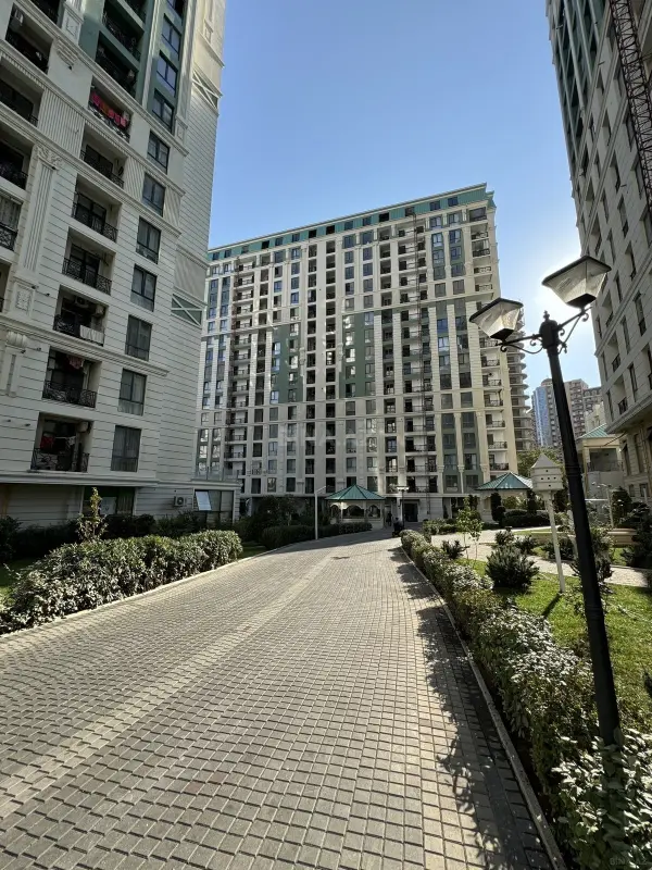 Satılır 4 otaqlı mənzil 183 m²