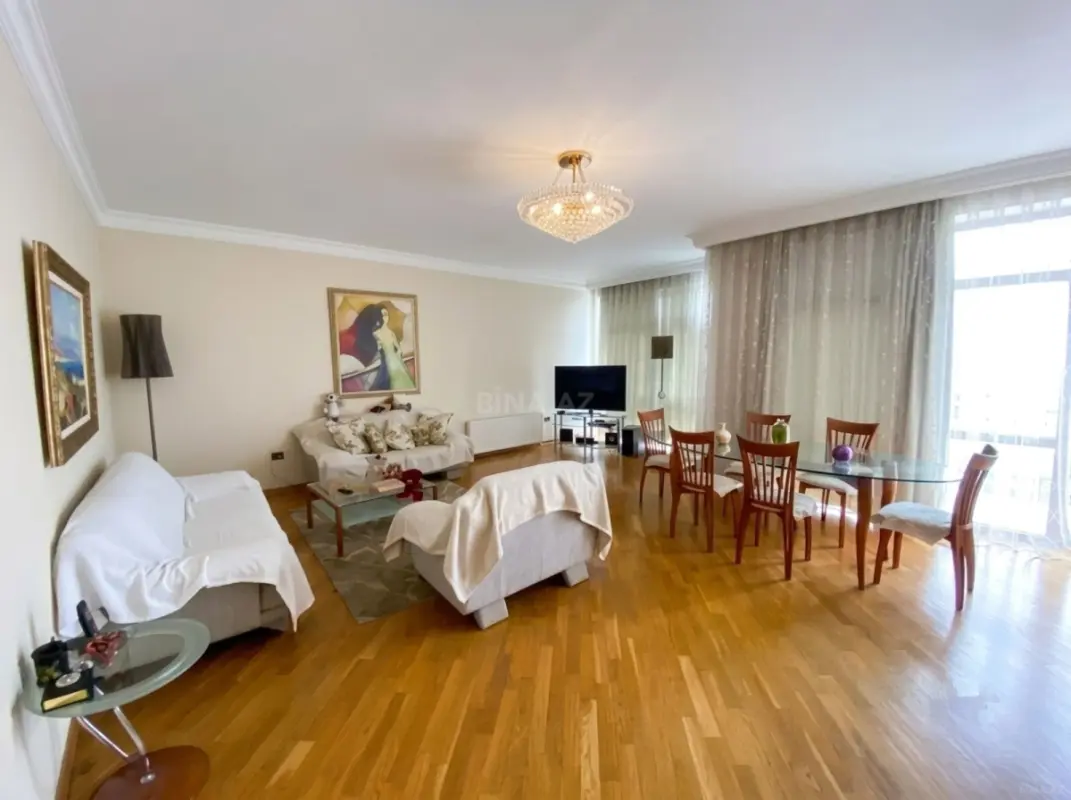 Satılır 3 otaqlı mənzil 135 m²