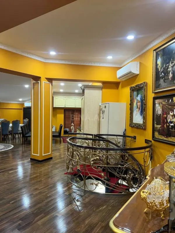 Satılır 4 otaqlı mənzil 180 m²