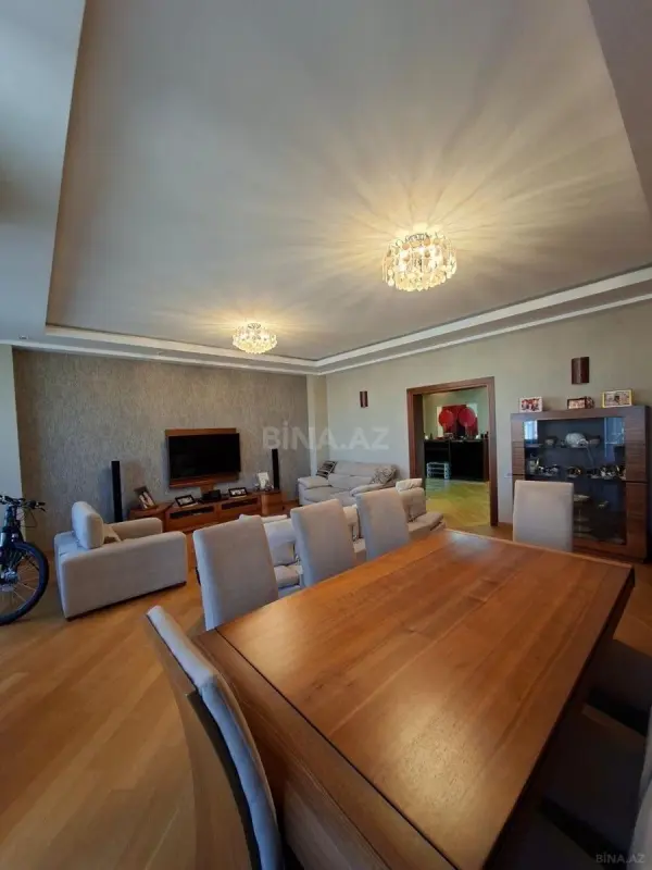Satılır 4 otaqlı mənzil 180 m²