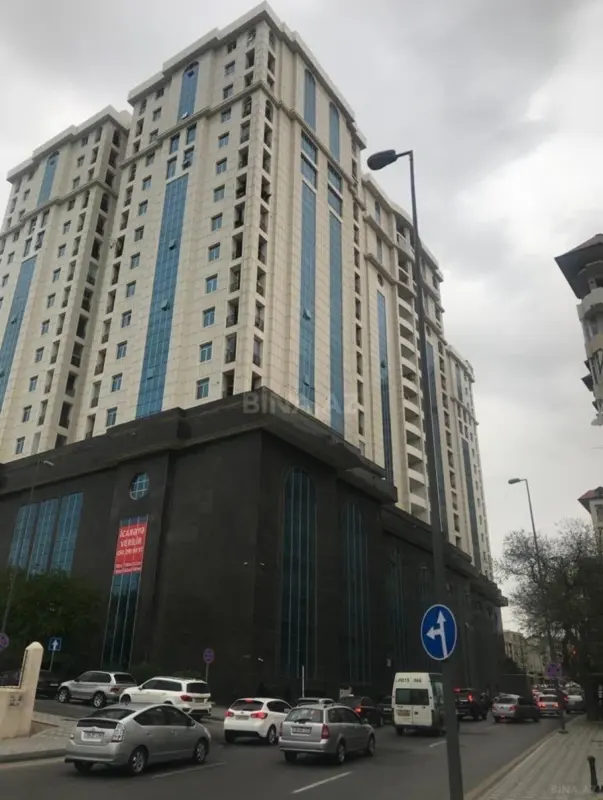 Satılır 4 otaqlı mənzil 204 m²