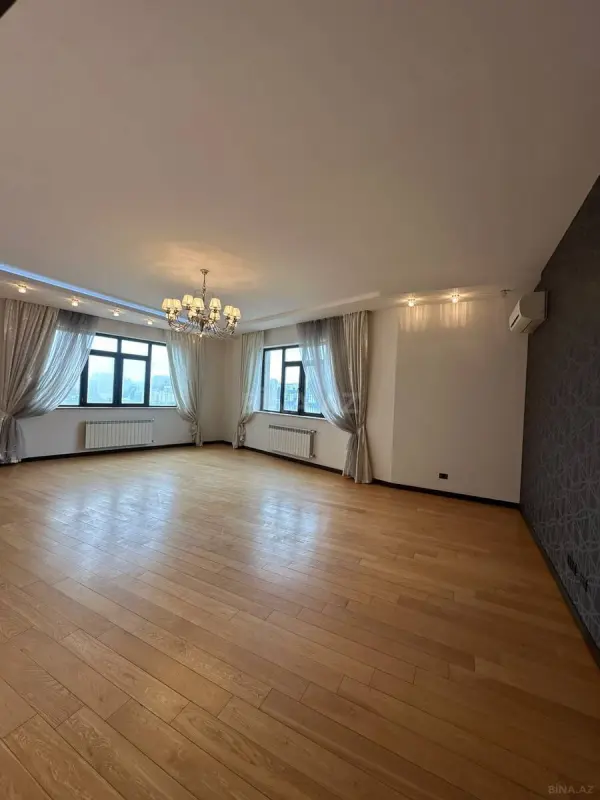 Satılır 4 otaqlı mənzil 180 m²