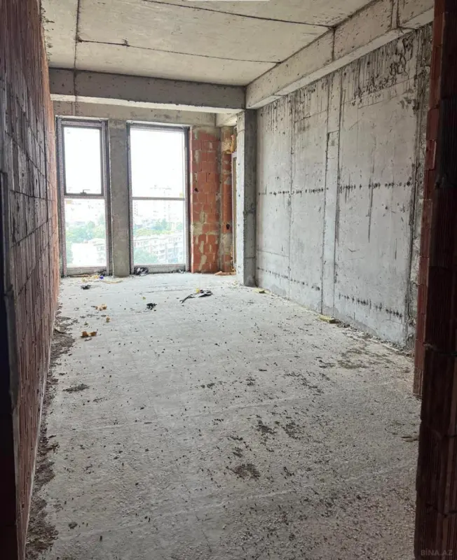 Satılır 4 otaqlı mənzil 175 m²