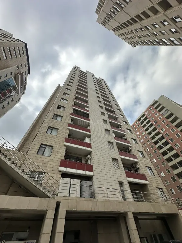 Satılır 3 otaqlı mənzil 133 m²