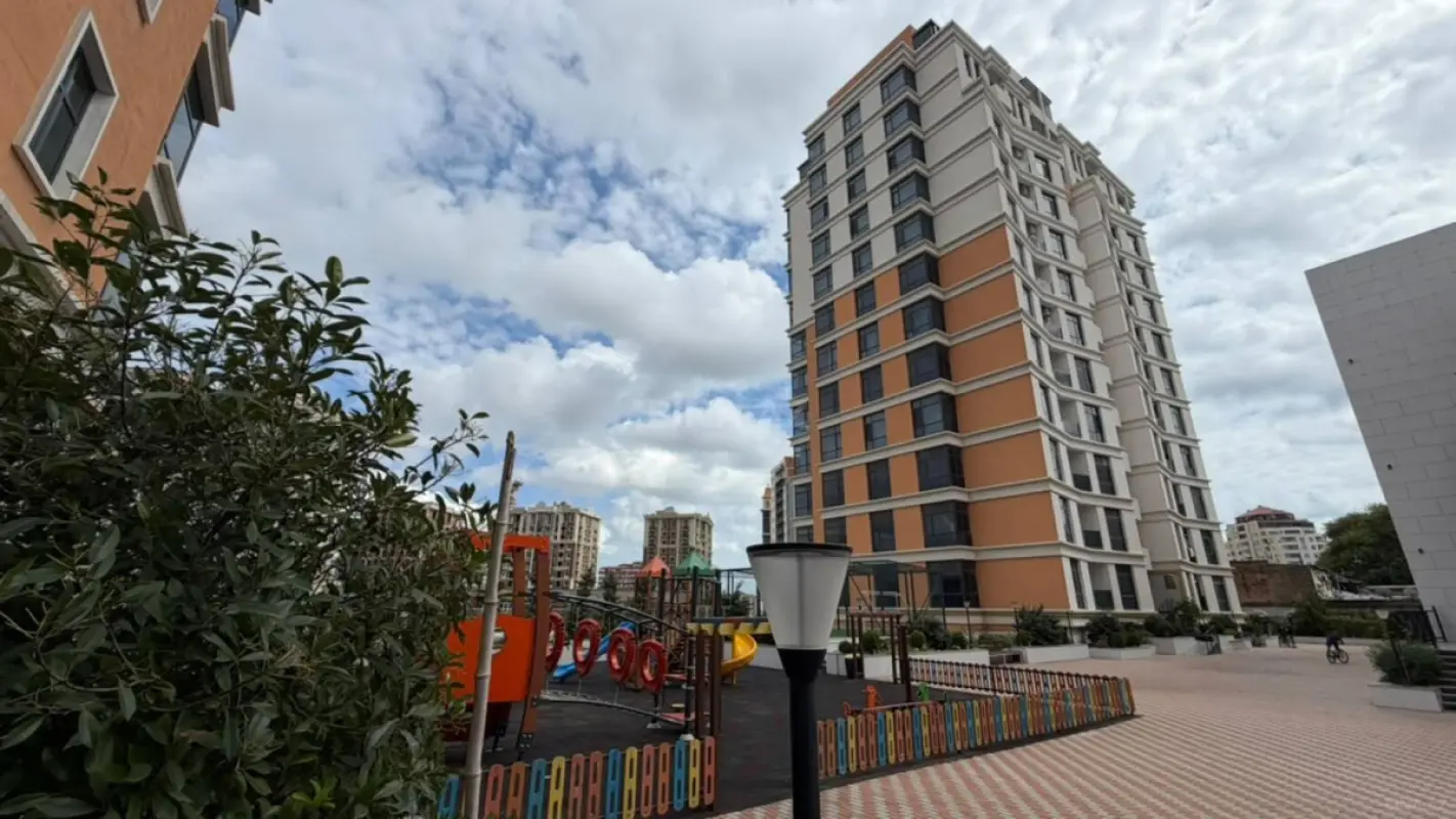 Satılır 3 otaqlı mənzil 146.5 m²