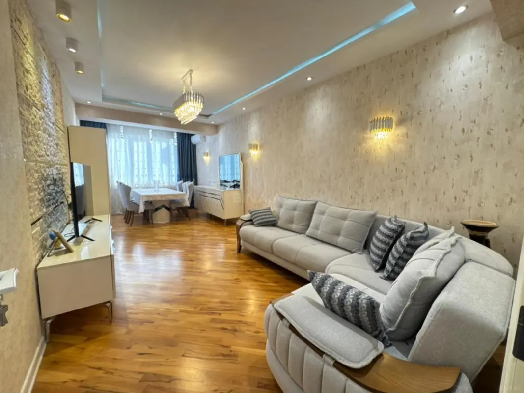 Satılır 4 otaqlı mənzil 135 m²