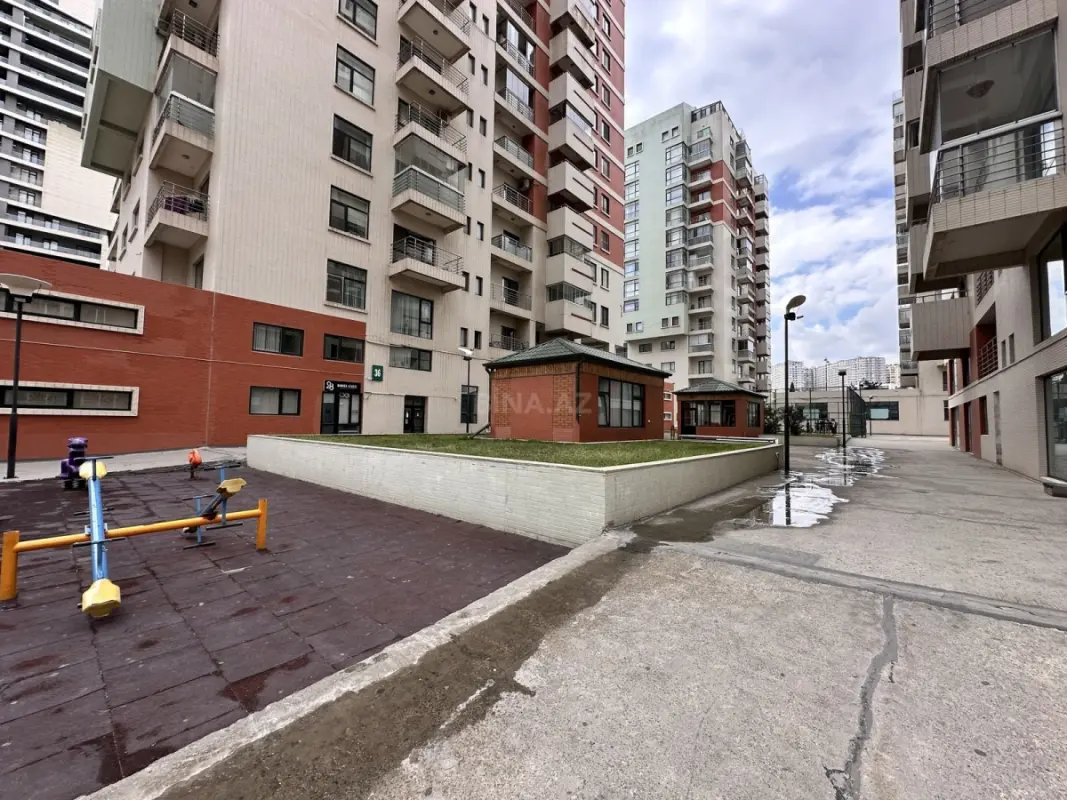 Satılır 3 otaqlı mənzil 131 m²