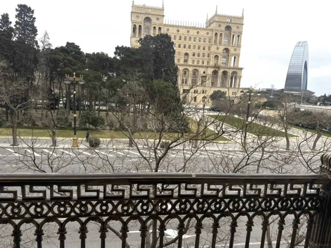Satılır 4 otaqlı mənzil 120 m²