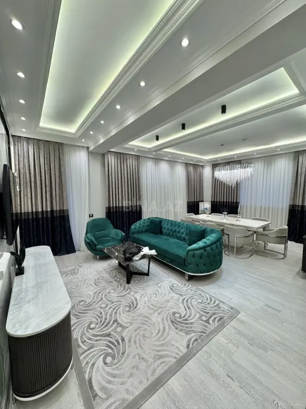 Satılır 3 otaqlı mənzil 185 m²