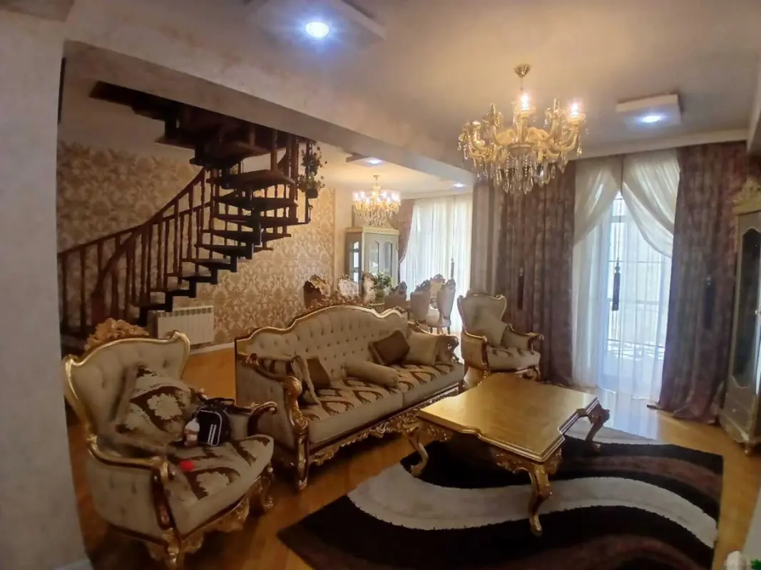 Satılır 4 otaqlı mənzil 180 m²