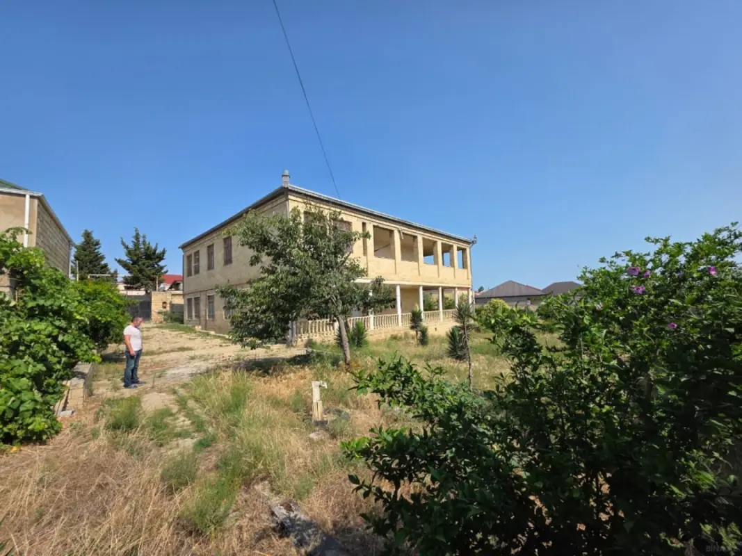 Satılır 15 otaqlı həyət evi 800 m²