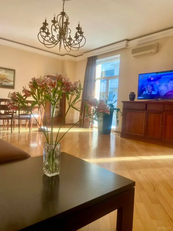 Satılır 5 otaqlı mənzil 220 m²