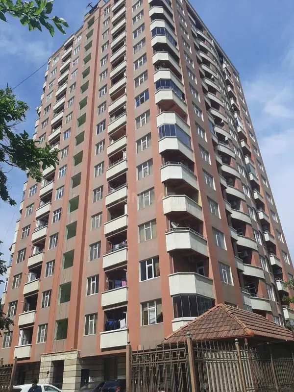 Satılır 3 otaqlı mənzil 131 m²