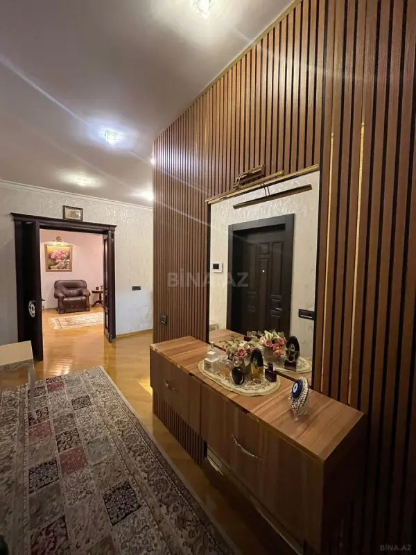 Satılır 5 otaqlı mənzil 240 m²