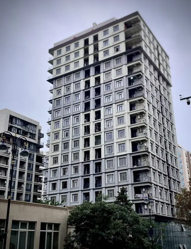 Satılır 4 otaqlı mənzil 145 m²