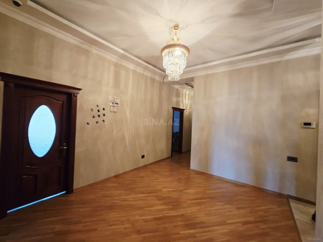 Satılır 4 otaqlı mənzil 180 m²