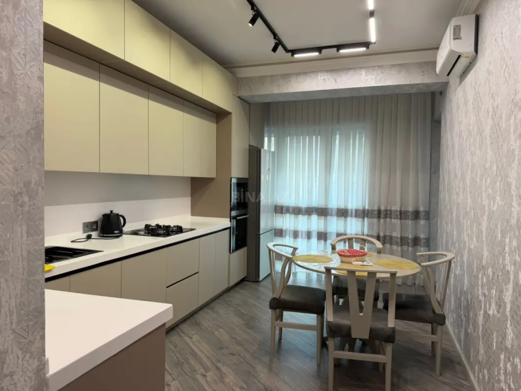 Kirayə verilir 4 otaqlı mənzil 135 m²