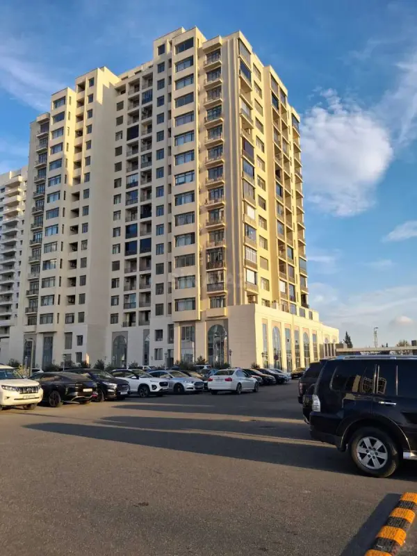 Satılır 5 otaqlı mənzil 396.7 m²