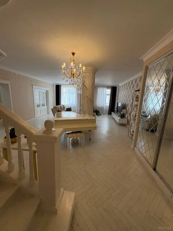 Satılır 6 otaqlı mənzil 303 m²