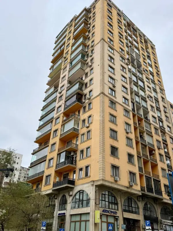 Satılır 4 otaqlı mənzil 190 m²