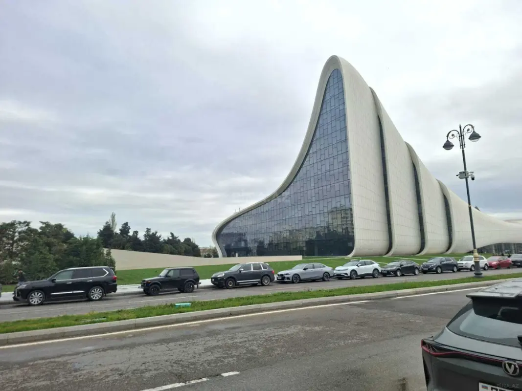 Satılır 4 otaqlı mənzil 175 m²