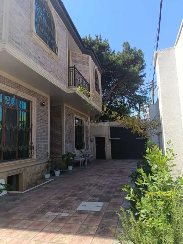 Satılır 9 otaqlı həyət evi 385 m²