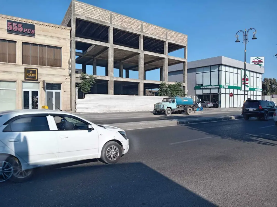 Satılır obyekt 900 m²