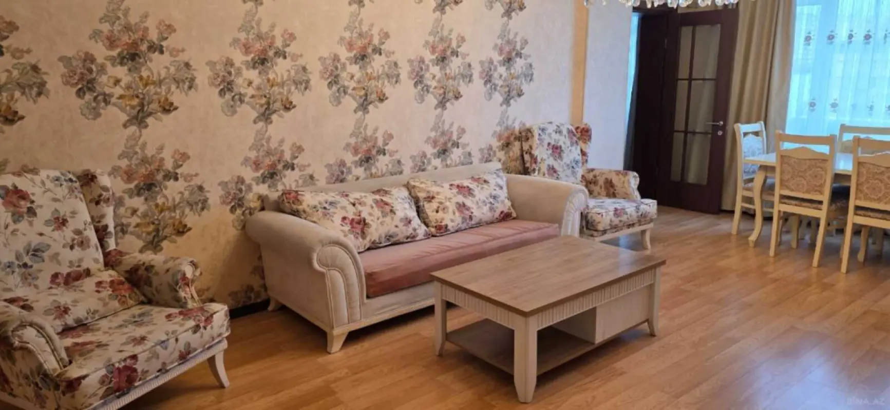 Satılır 4 otaqlı mənzil 137 m²