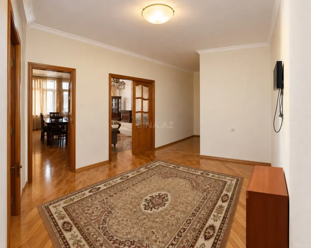 Kirayə verilir 5 otaqlı mənzil 220 m²