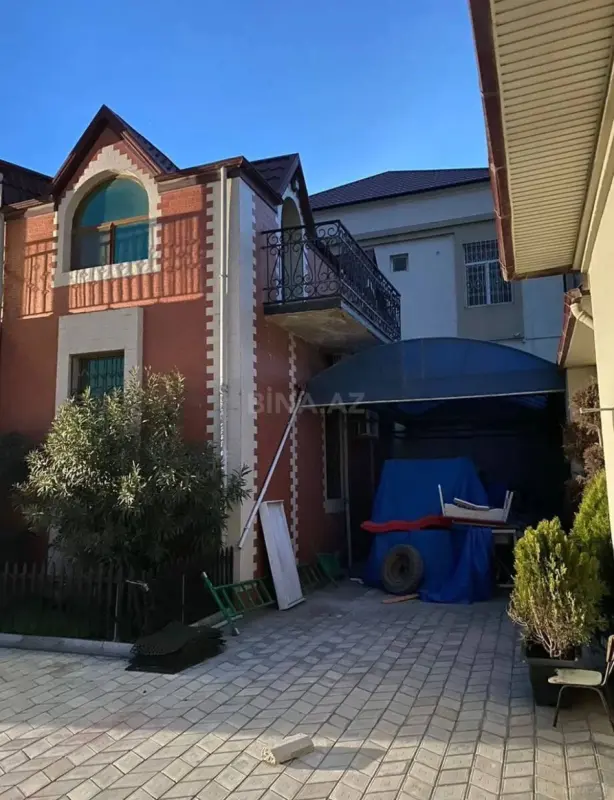 Satılır 9 otaqlı həyət evi 750 m²
