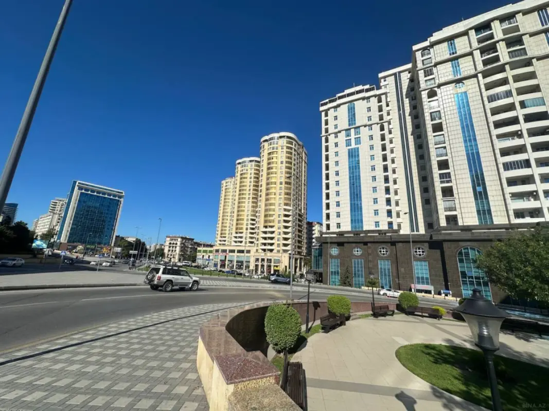 Satılır 4 otaqlı mənzil 205 m²