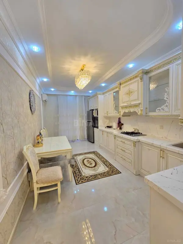 Satılır 4 otaqlı mənzil 180 m²