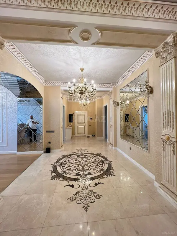 Satılır 5 otaqlı mənzil 300 m²