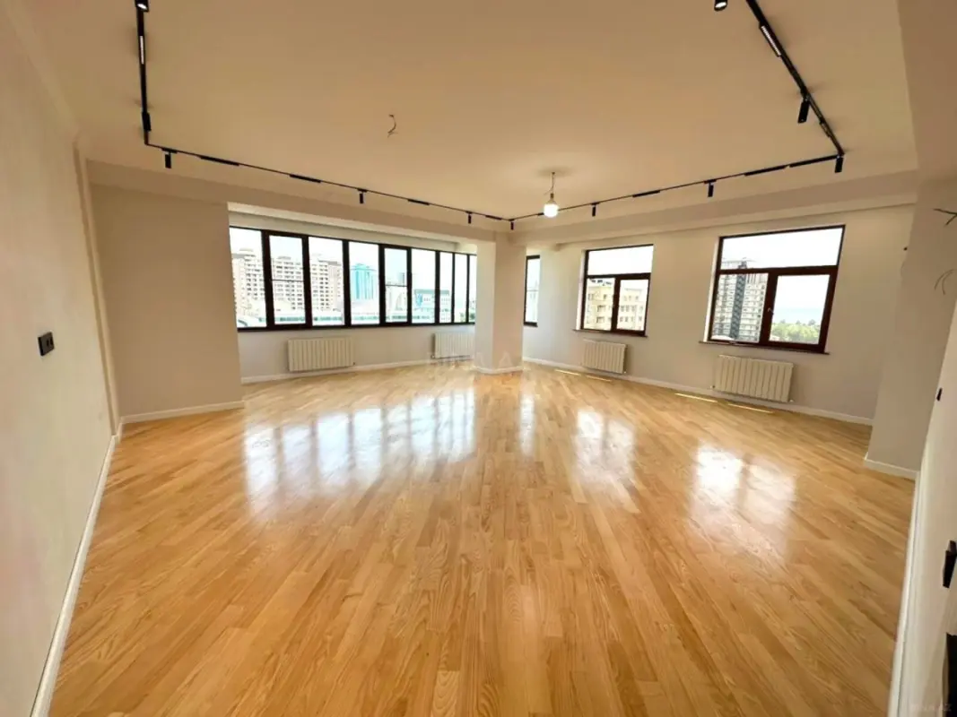 Satılır 4 otaqlı mənzil 211 m²