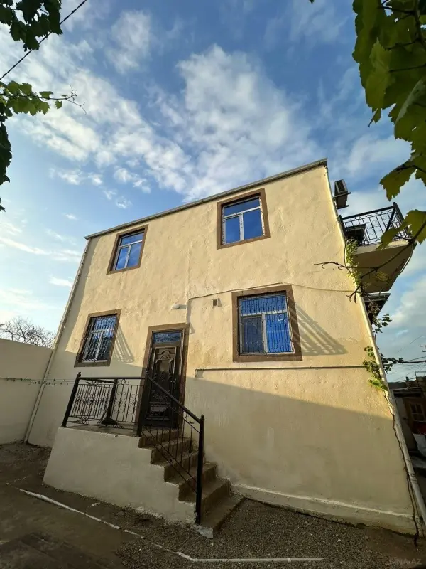 Satılır 5 otaqlı həyət evi 200 m²