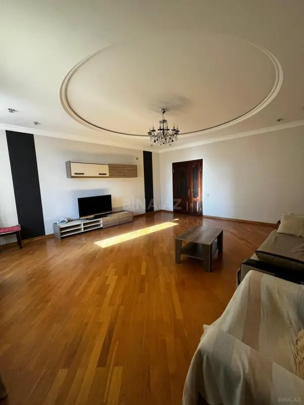 Kirayə verilir 2 otaqlı mənzil 130 m²