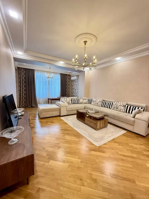 Satılır 3 otaqlı mənzil 126 m²