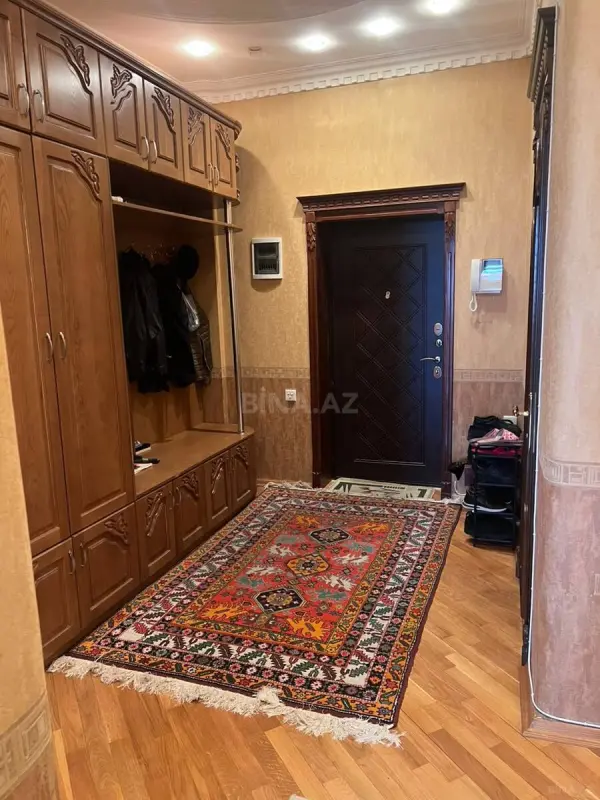 Satılır 3 otaqlı mənzil 135 m²
