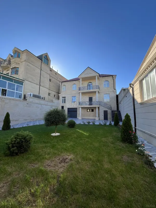Satılır 8 otaqlı həyət evi 450 m²