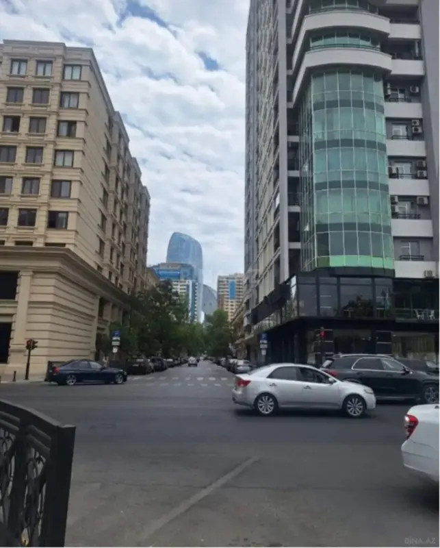 Satılır 4 otaqlı mənzil 212 m²