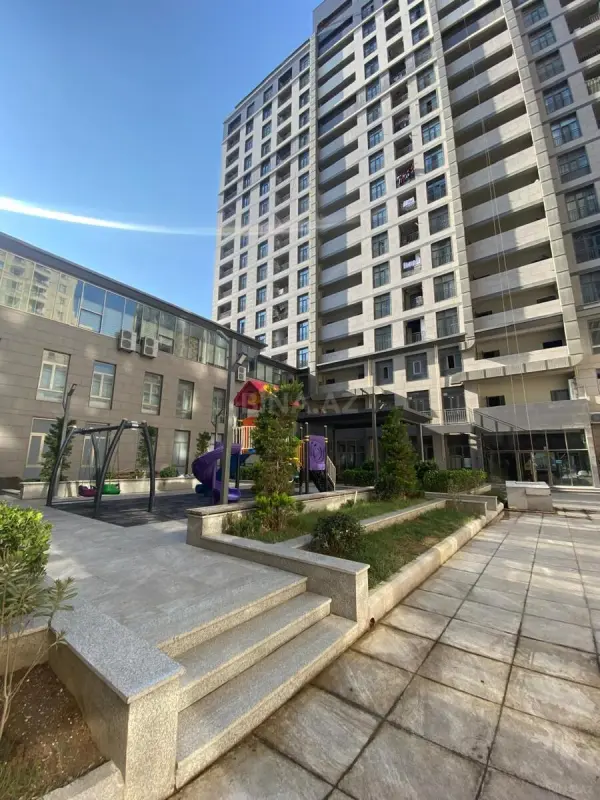 Satılır 4 otaqlı mənzil 179 m²
