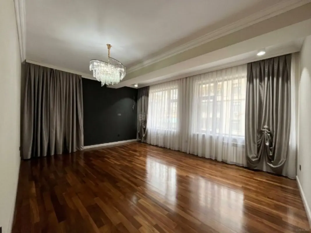 Satılır 3 otaqlı mənzil 135 m²