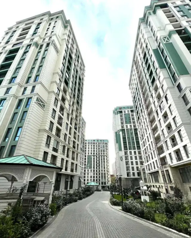 Satılır 4 otaqlı mənzil 183 m²