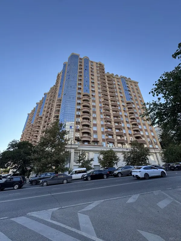 Satılır 3 otaqlı mənzil 130 m²