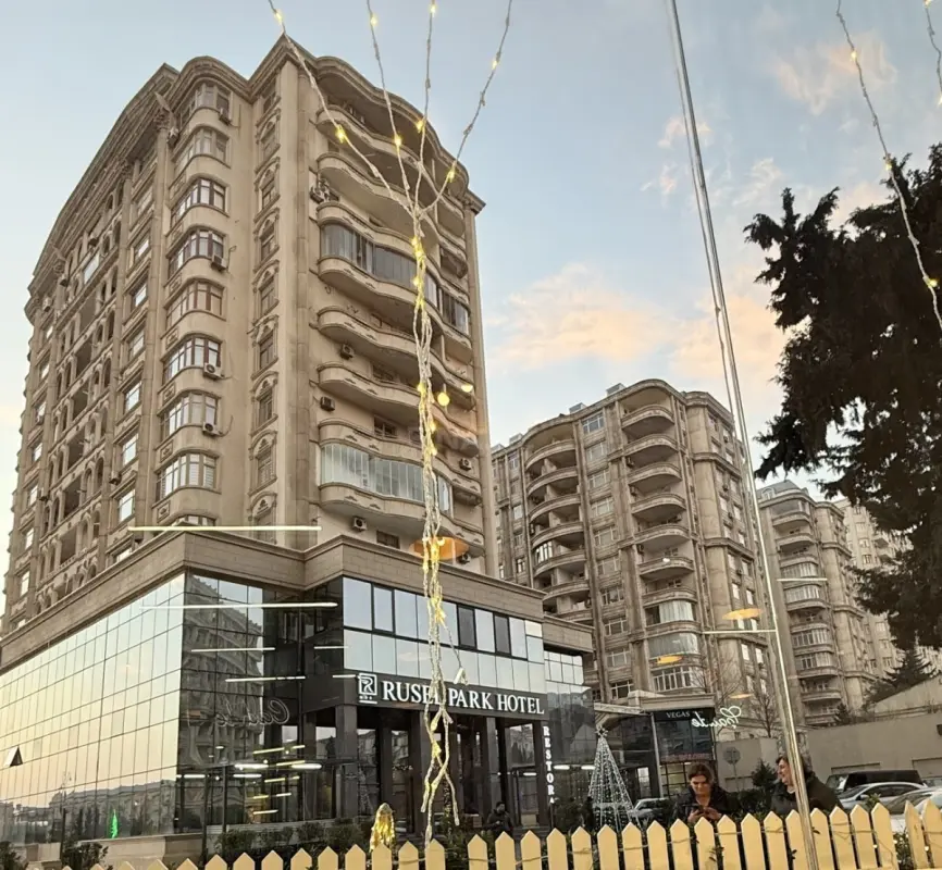 Satılır 4 otaqlı mənzil 190 m²