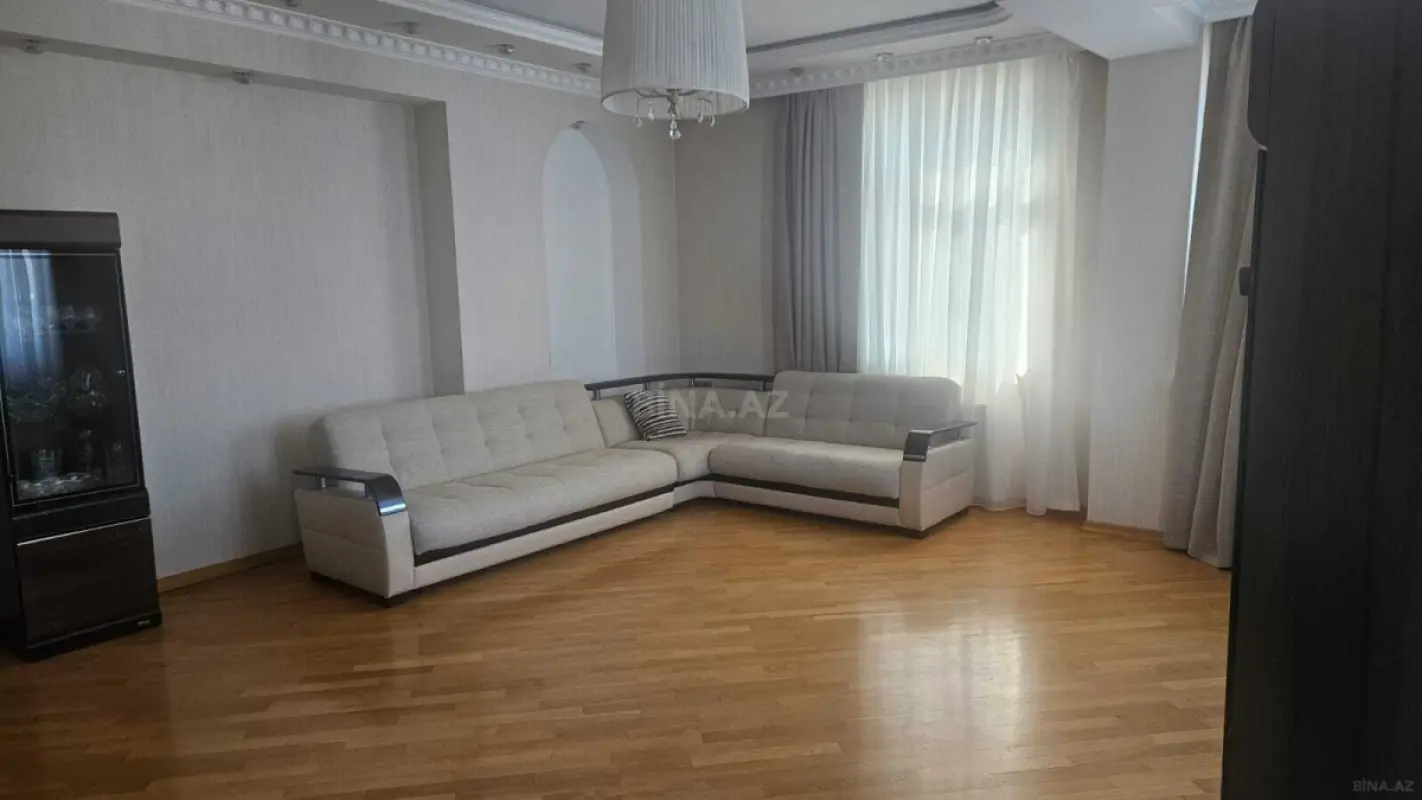 Satılır 4 otaqlı mənzil 162 m²