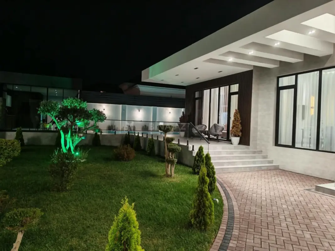 Satılır 5 otaqlı həyət evi 240 m²